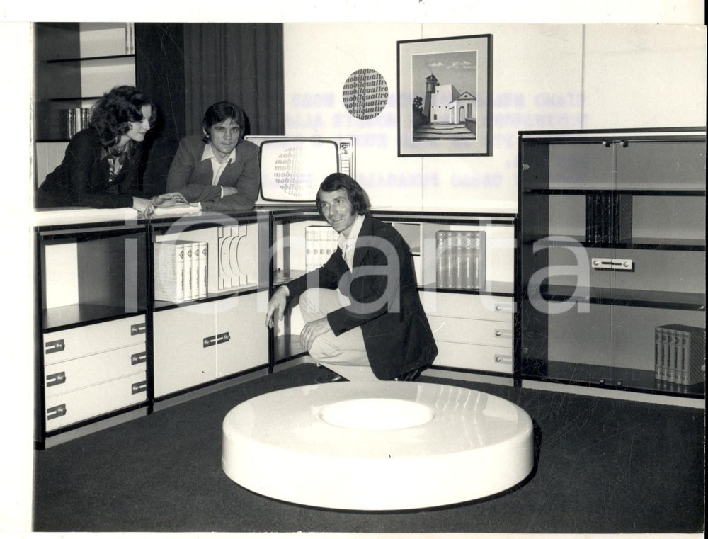 Fotografia d epoca originale 1970 ca MILANO Roberto BONINSEGNA cerca mobili per la sua casa di Mantova Foto 1