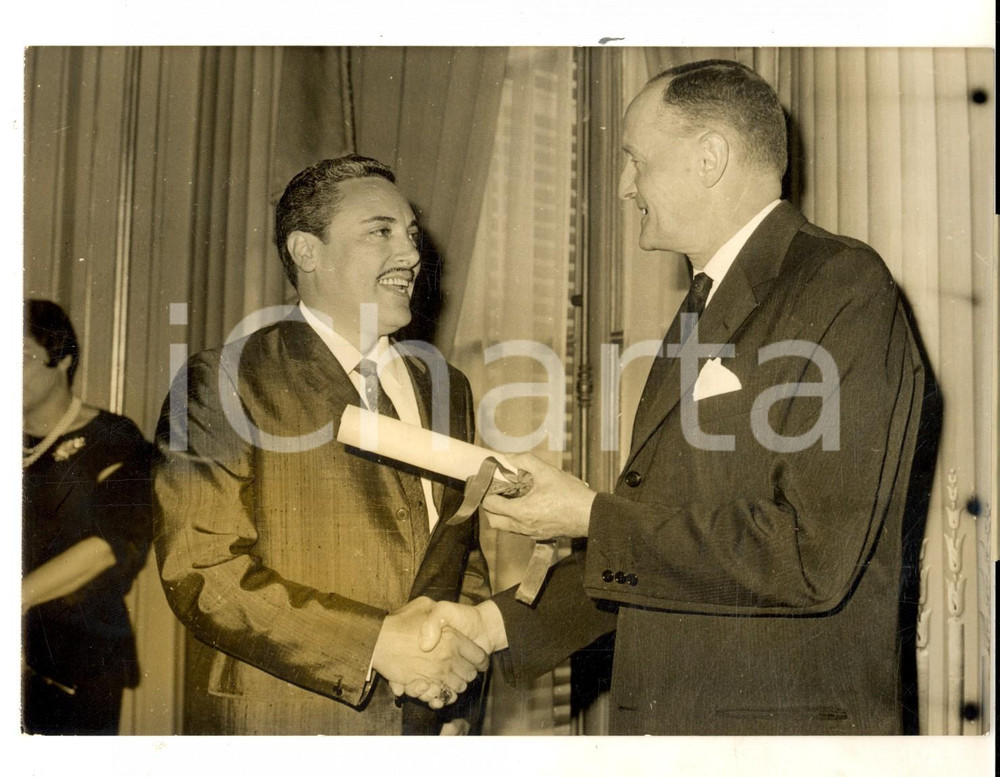 Fotografia d epoca originale 1963 PARIS Mario DEL MONACO riceve la medaglia d oro per meriti culturali Foto 1