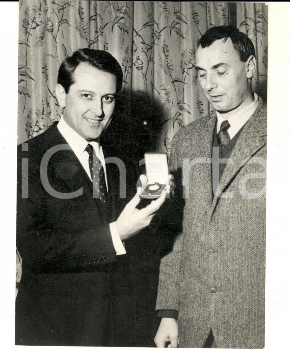 Fotografia d epoca originale 1963 CESENATICO Emilio PERICOLI riceve medaglia ricordo per SANREMO Foto 18x13 1