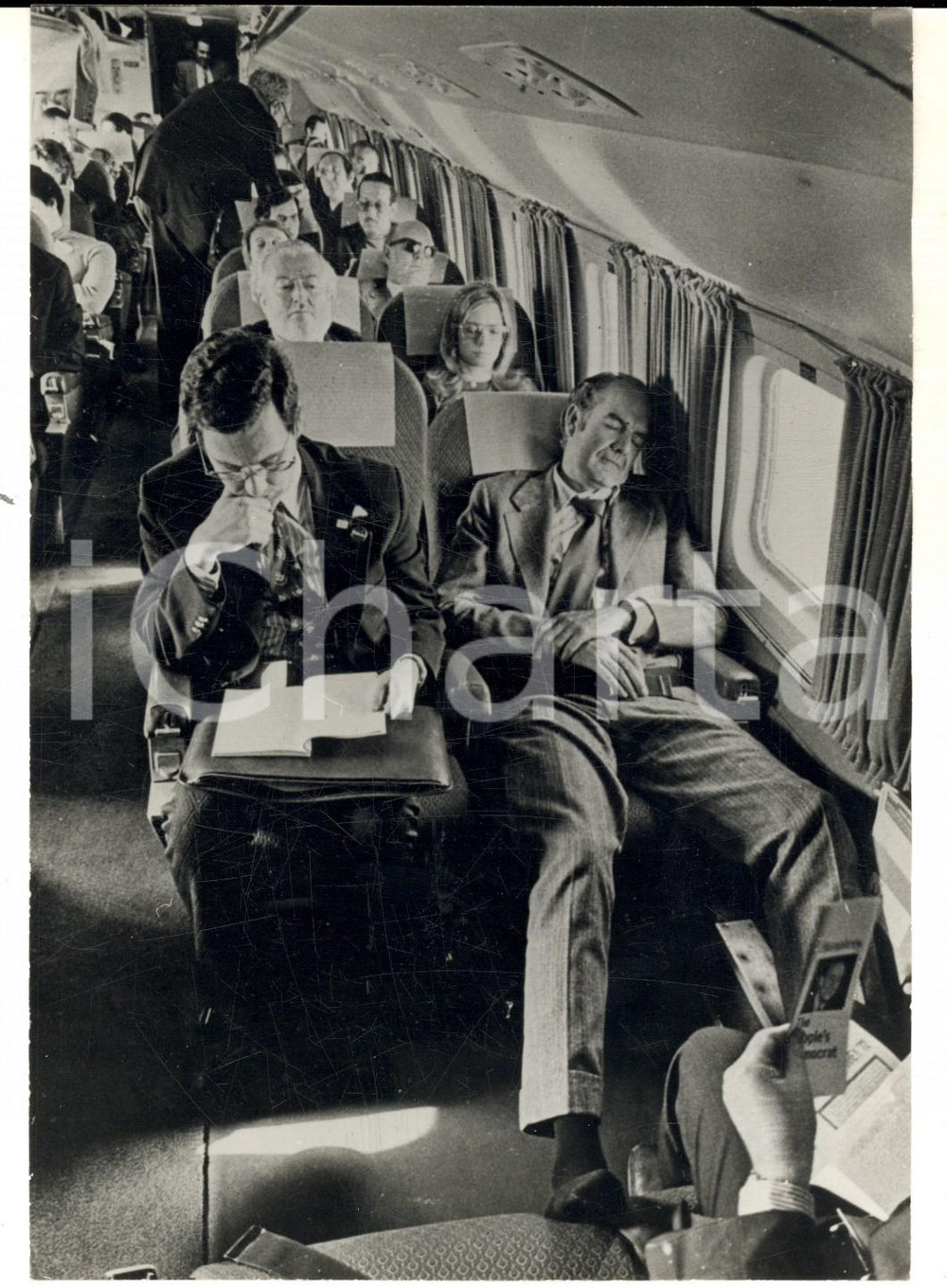Fotografia d epoca originale 1972 USA Senatore George McGOVERN dorme scalzo dopo un comizio Foto 13x18 1