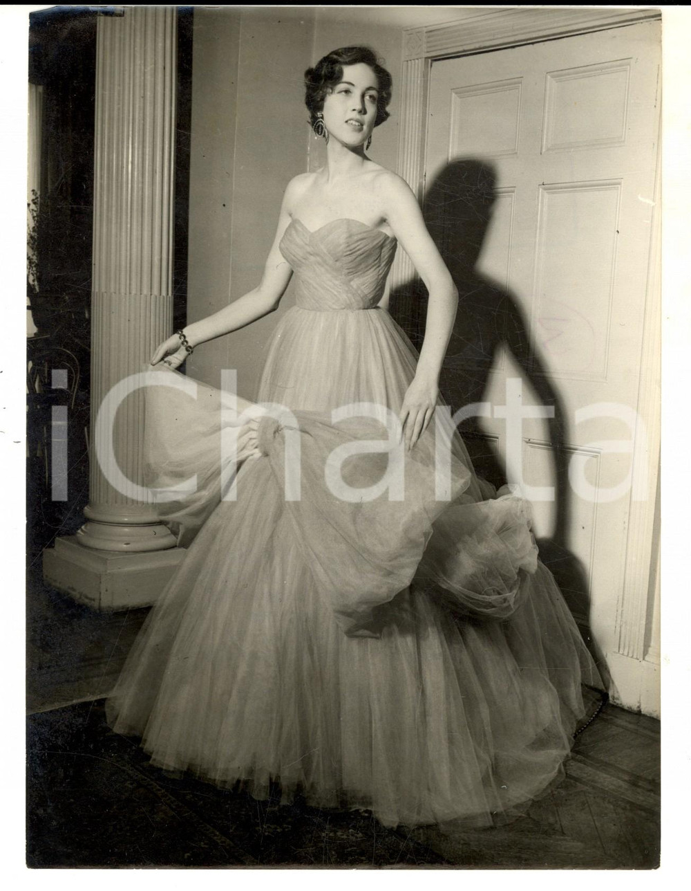Fotografia d epoca originale 1953 LONDON Margaret Anne DU CANE wearing AURORA evening gown Photo 15x20 1