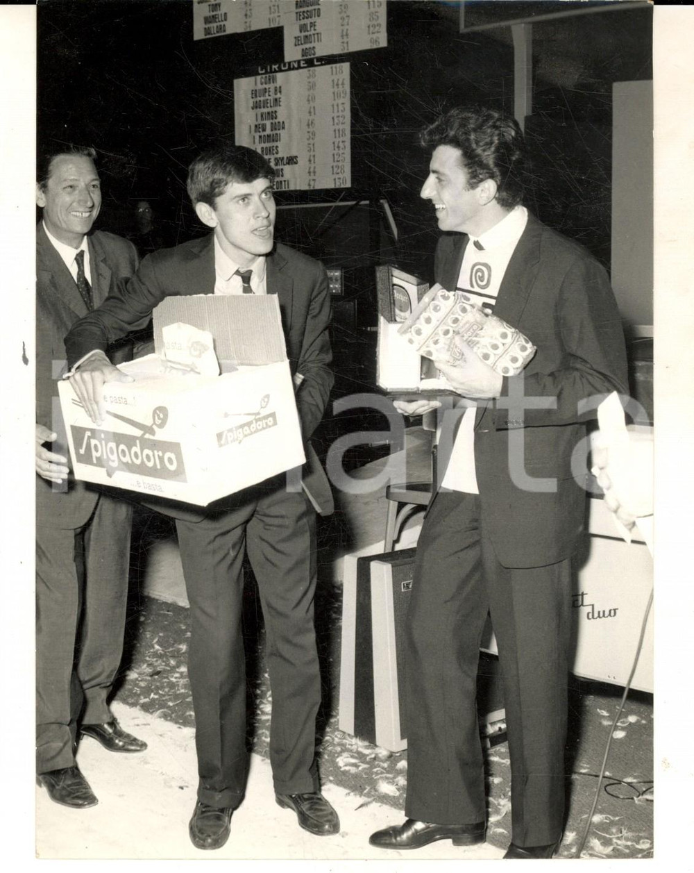 Fotografia d epoca originale 1966 V CANTAGIRO BRESCIA Gianni MORANDI e MICHELE ricevono i doni dei fan Foto 1