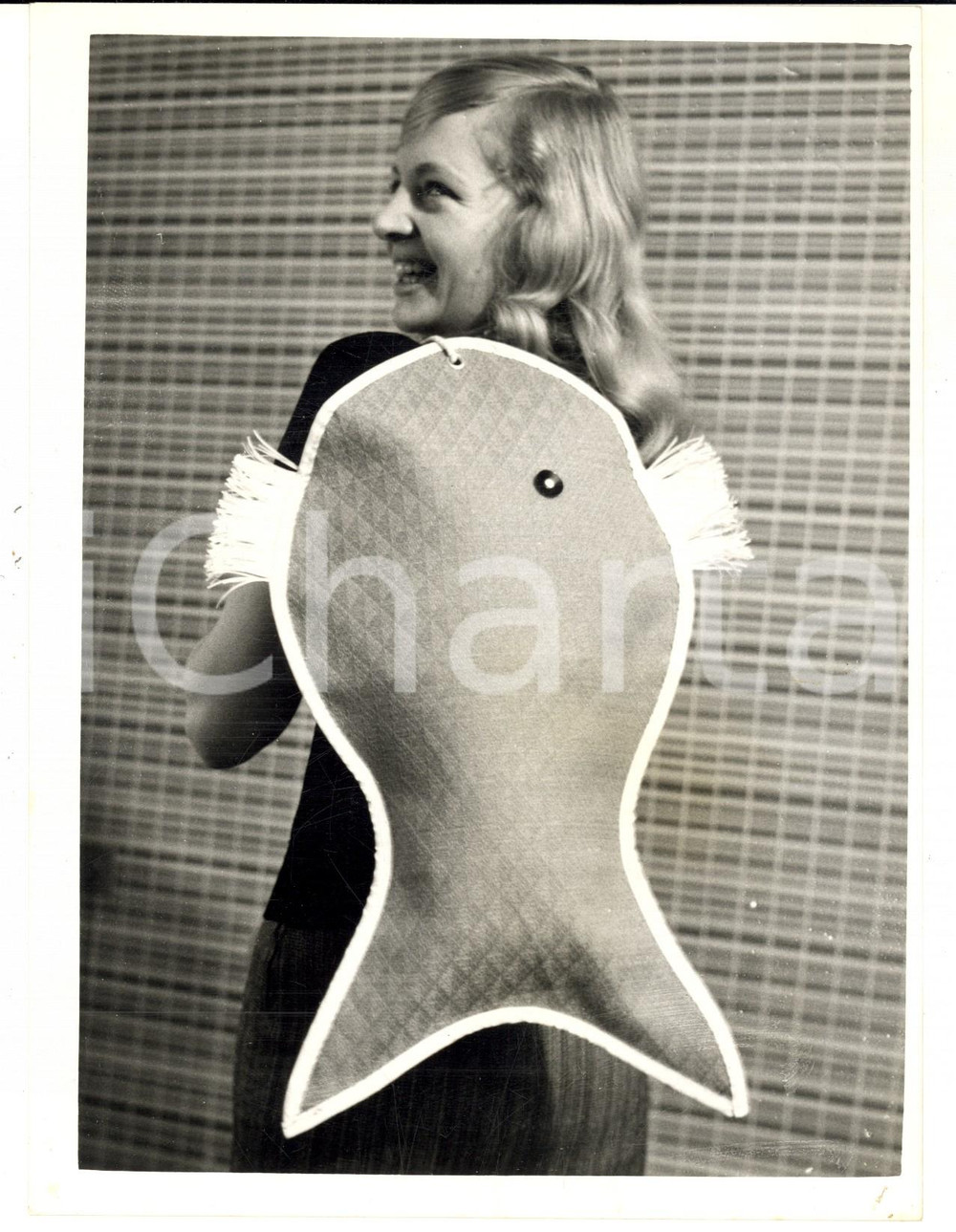 Fotografia d epoca originale 1961 LONDON LEATHER GOODS FAIR Penny VAN HOORN models a beach bag Photo 15x20 1