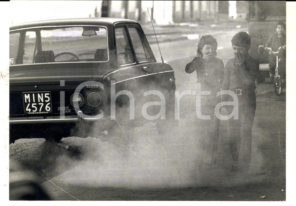 Fotografia d epoca originale 1972 MILANO INQUINAMENTO Bambini intossicati dai gas delle auto Foto 18x13 1
