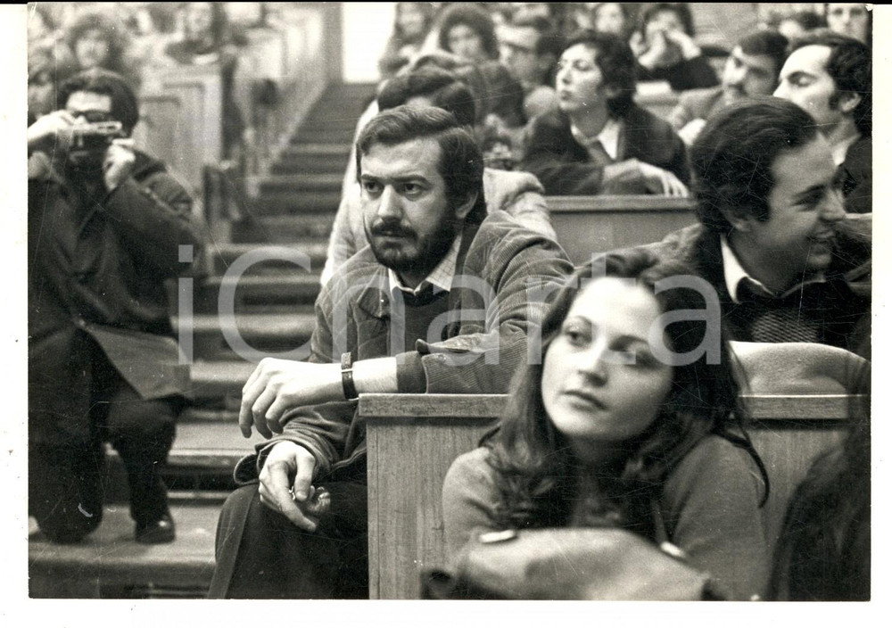 Fotografia d epoca originale 1973 MILANO Leader movimento studentesco Mario CAPANNA alla Statale Foto 18x13 1