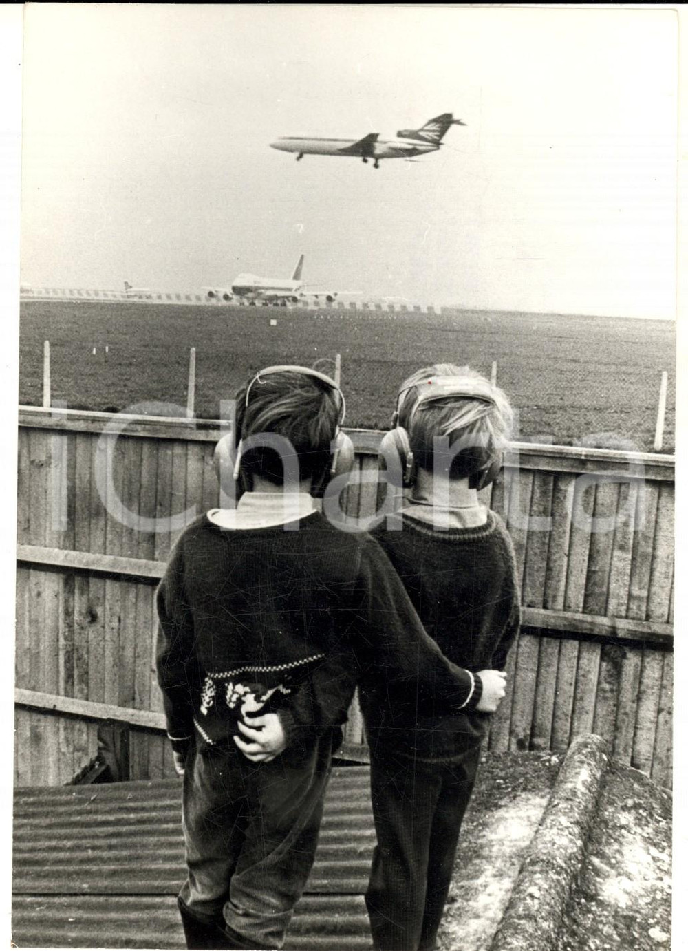 Fotografia d epoca originale 1972 LONDON HEATROW David e Scott RENFREW si difendono dal rumore degli aerei 1