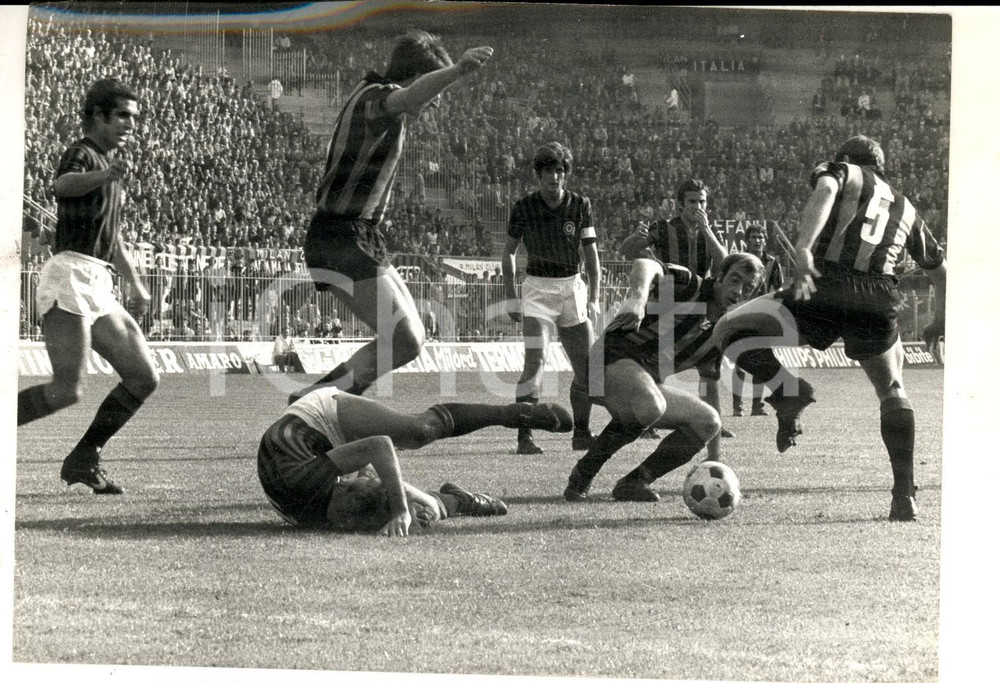 Fotografia d epoca originale 1972 CALCIO MILANATALANTA 93 Pierino PRATI atterrato a inizio partita Foto 1