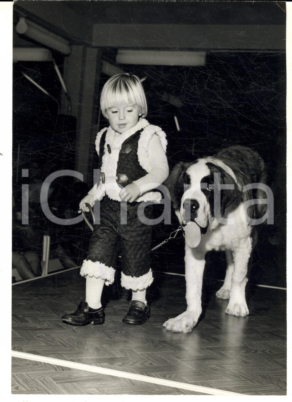 Fotografia d epoca originale 1972 ANCONA IÂ° Festival MODA INFANTILE Un piccolo indossatore Foto 13x18 cm 1