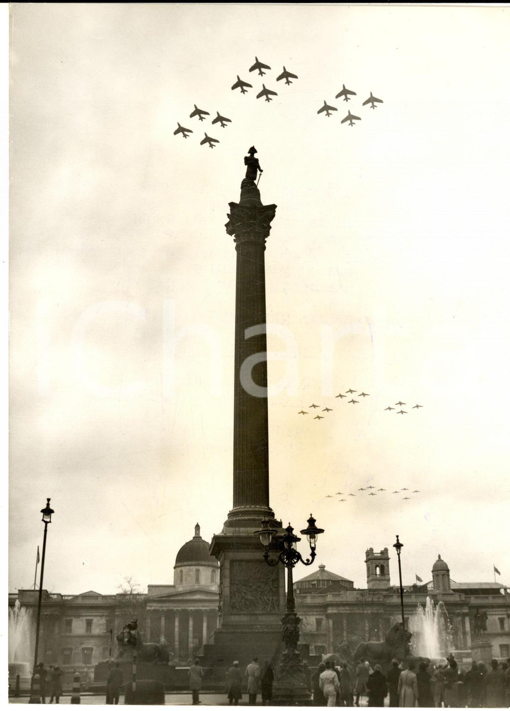 Fotografia d epoca originale 1960 LONDON TRAFALGAR SQUARE  RAF jets flying over NELSON S COLUMN Photo 1