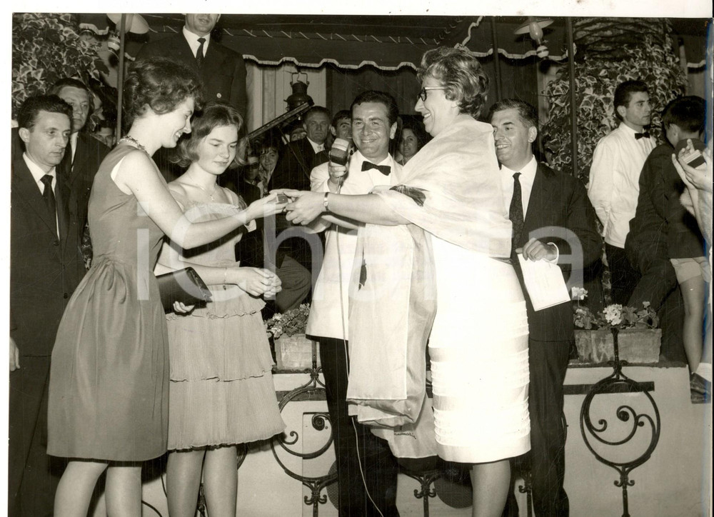 Fotografia d epoca originale 1963 GENOVA PREMIO SPOTORNO Lina VOLONGHI durante la cerimonia Foto 24x18 1