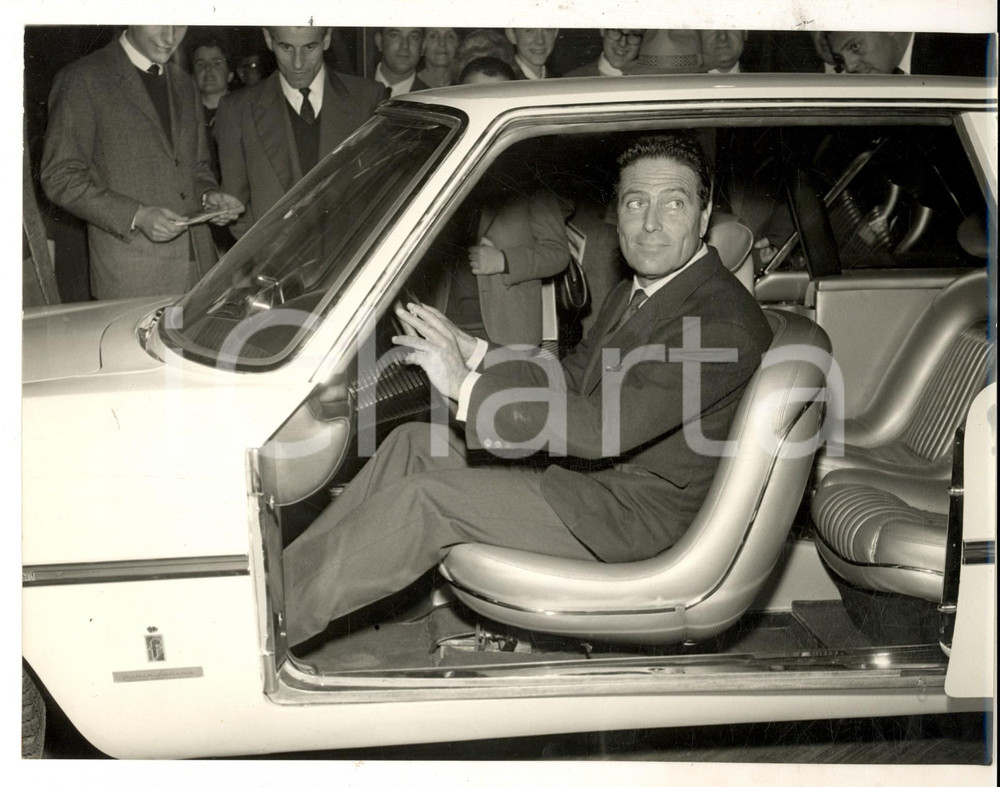 Fotografia d epoca originale 1963 TORINO 45Â° Salone Automobile  Raf VALLONE allo stand PININFARINA Foto 1