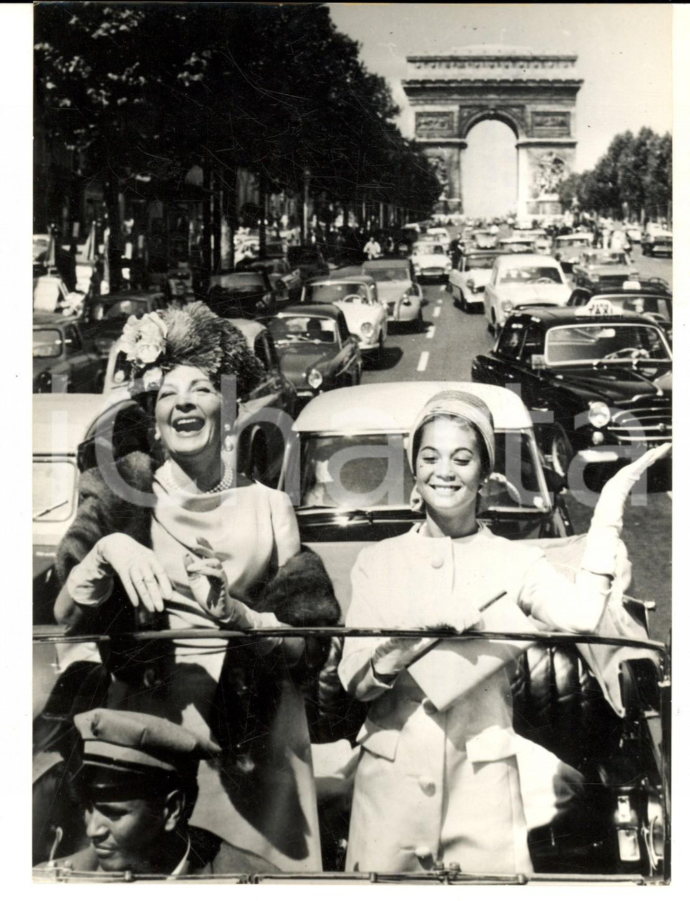 Fotografia d epoca originale 1962 PARIS CHAMPSELYSEES Nancy KWAN in auto con Carol BROWNE Foto 18x13 1