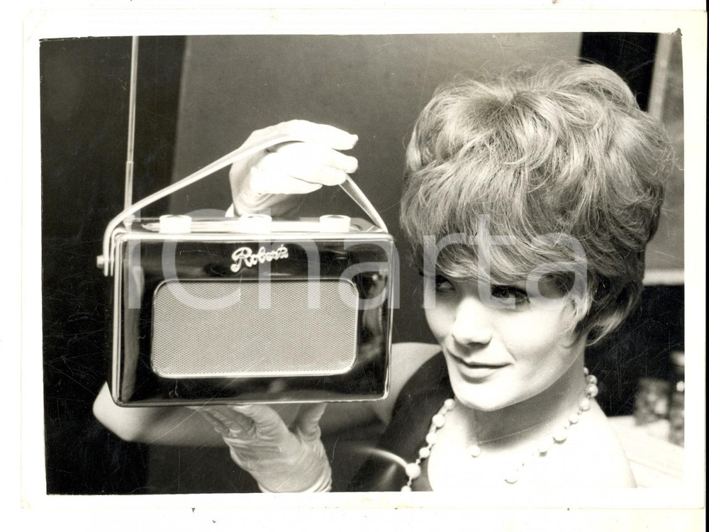 Fotografia d epoca originale 1961 LONDON Victoria STEVENS con una nuova radio ROBERTS Foto DANNEGGIATA 1