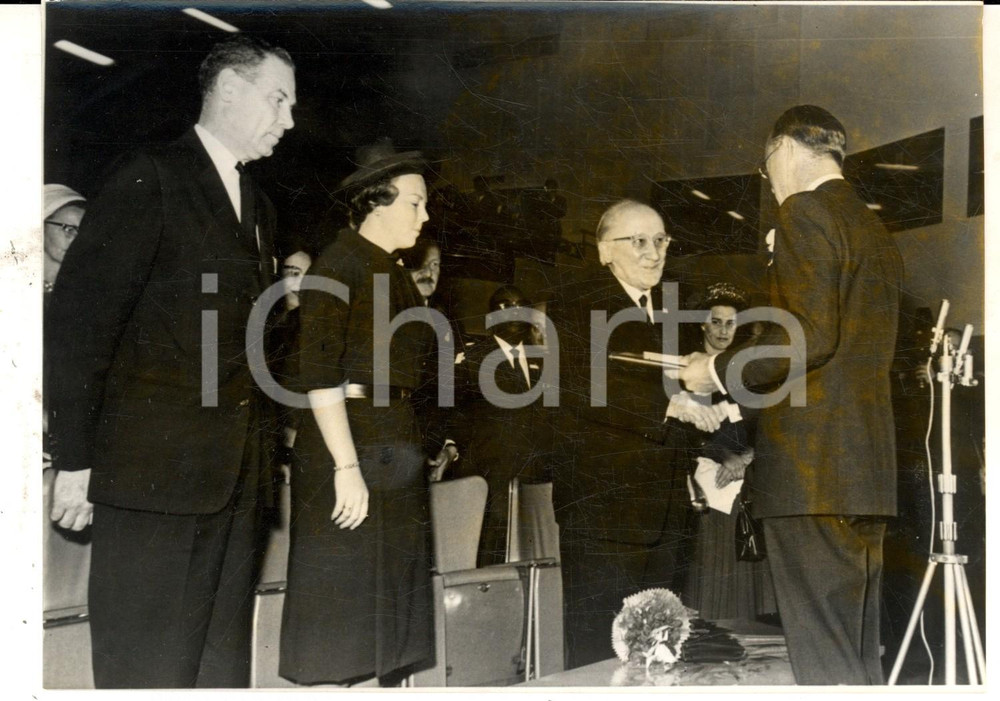 Fotografia d epoca originale 1962 BRUXELLES Romano GUARDINI riceve PREMIO ERASMO da Bernardo d Olanda Foto 1