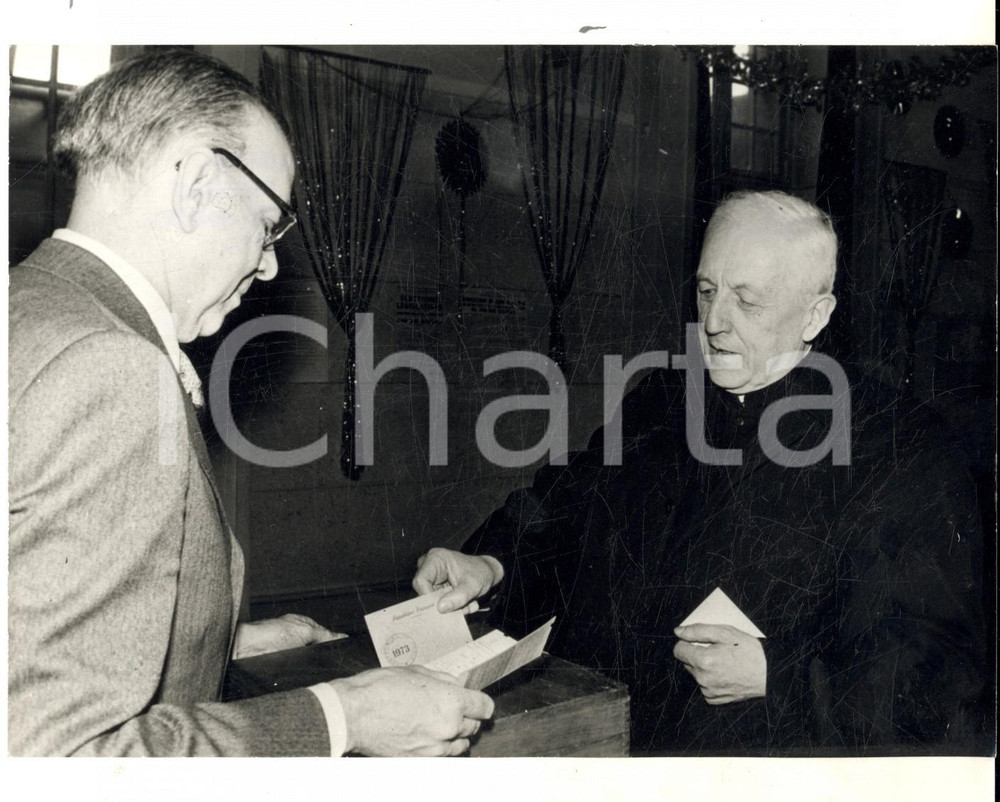 Fotografia d epoca originale 1973 PARIS INVALIDES Il cardinale FranÃ§ois MARTY alle urne Foto 18x14 cm 1