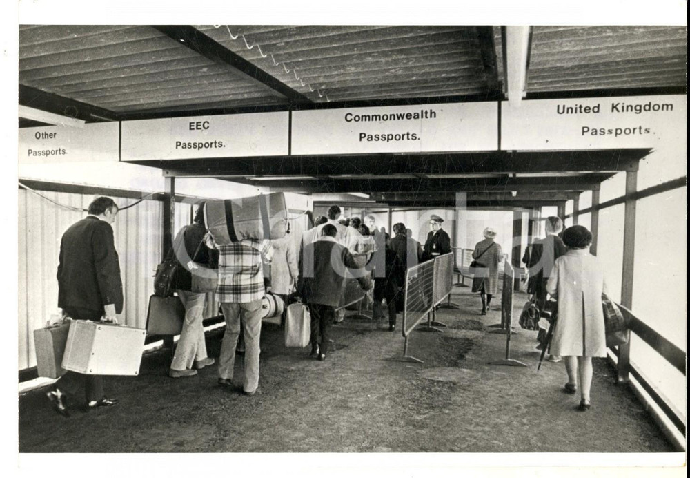 Fotografia d epoca originale 1973 FOLKESTONE UK Rivoluzione agli arrivi dopo l ingresso nel MEC Foto 18x13 1