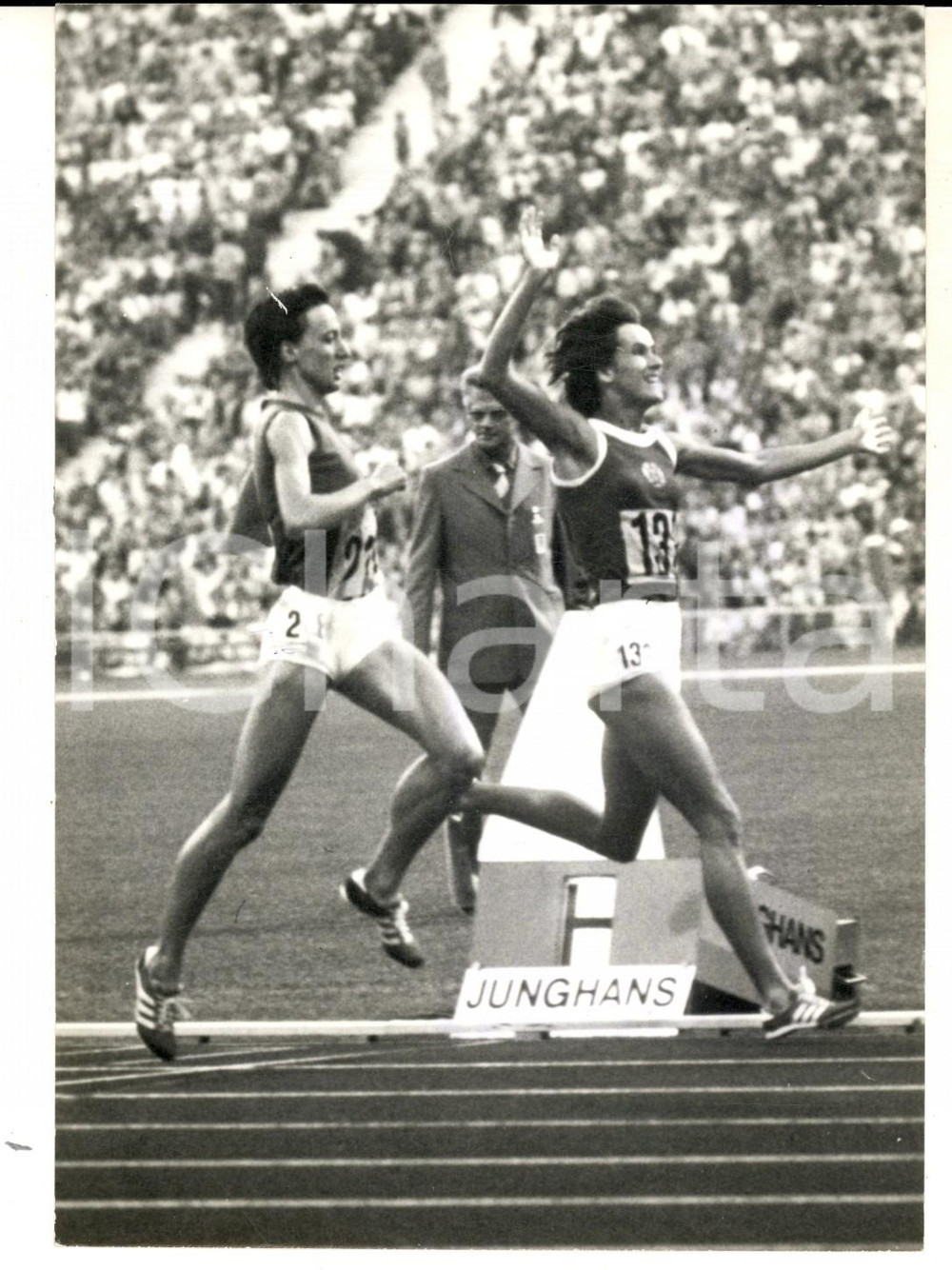 Fotografia d epoca originale 1972 OLIMPIADI DI MONACO ATLETICA Paola PIGNI nella finale 1500 metri Foto 1