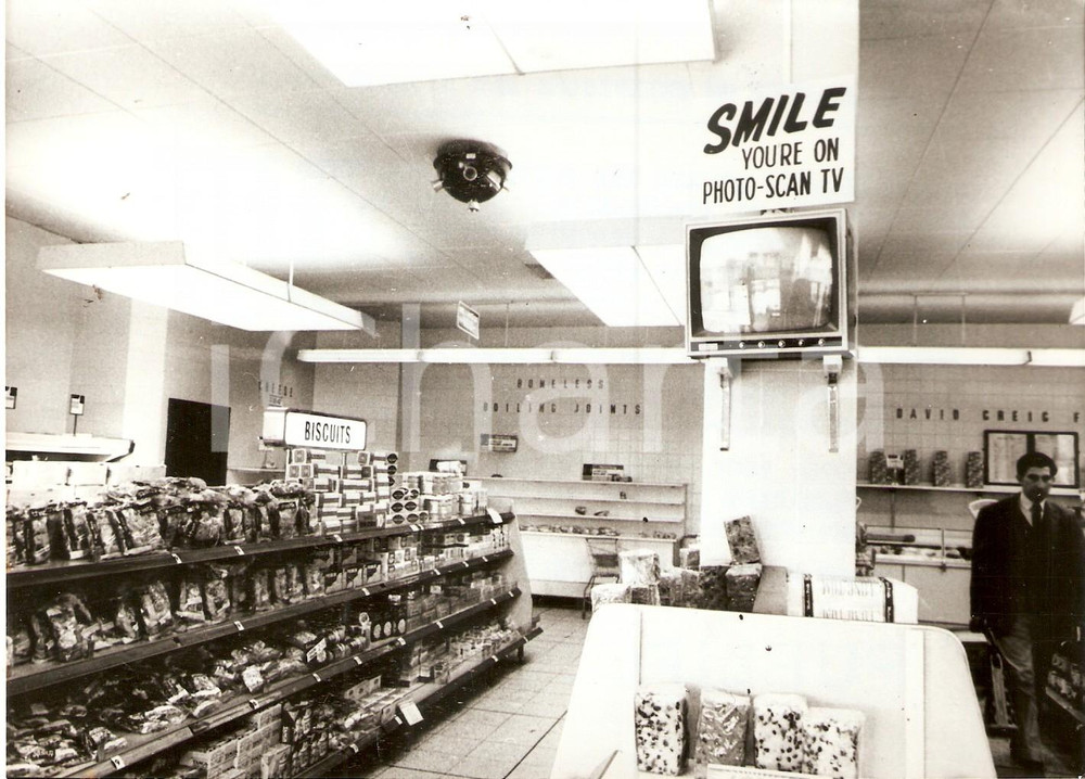 Fotografia d epoca originale 1970 ca UNITED KINGDOM Sistema di videosorveglianza in un supermarket Foto 18x14 1