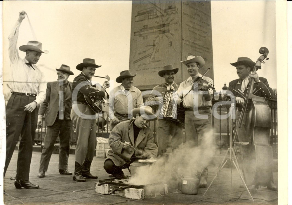 Fotografia d epoca originale 1957 PARIS Place de la Concorde  Orchestre Marc TAYNOR cuisine plat du Texas 1