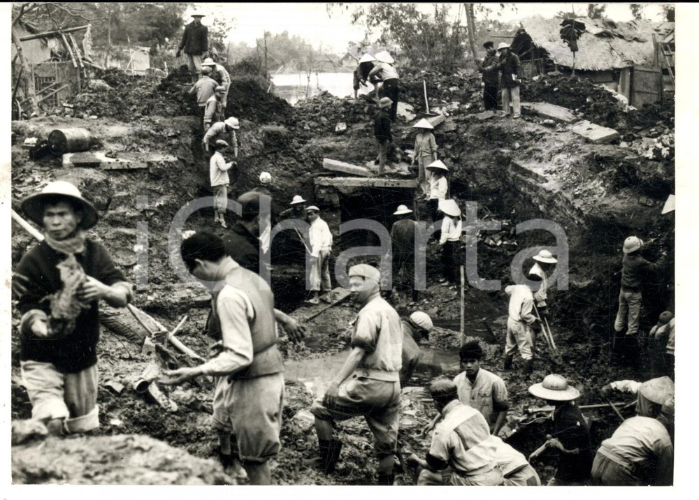Fotografia d epoca originale 1973 HANOI GUERRA DEL VIETNAM Operai lavorano per ricostruire via Kham Thien 1