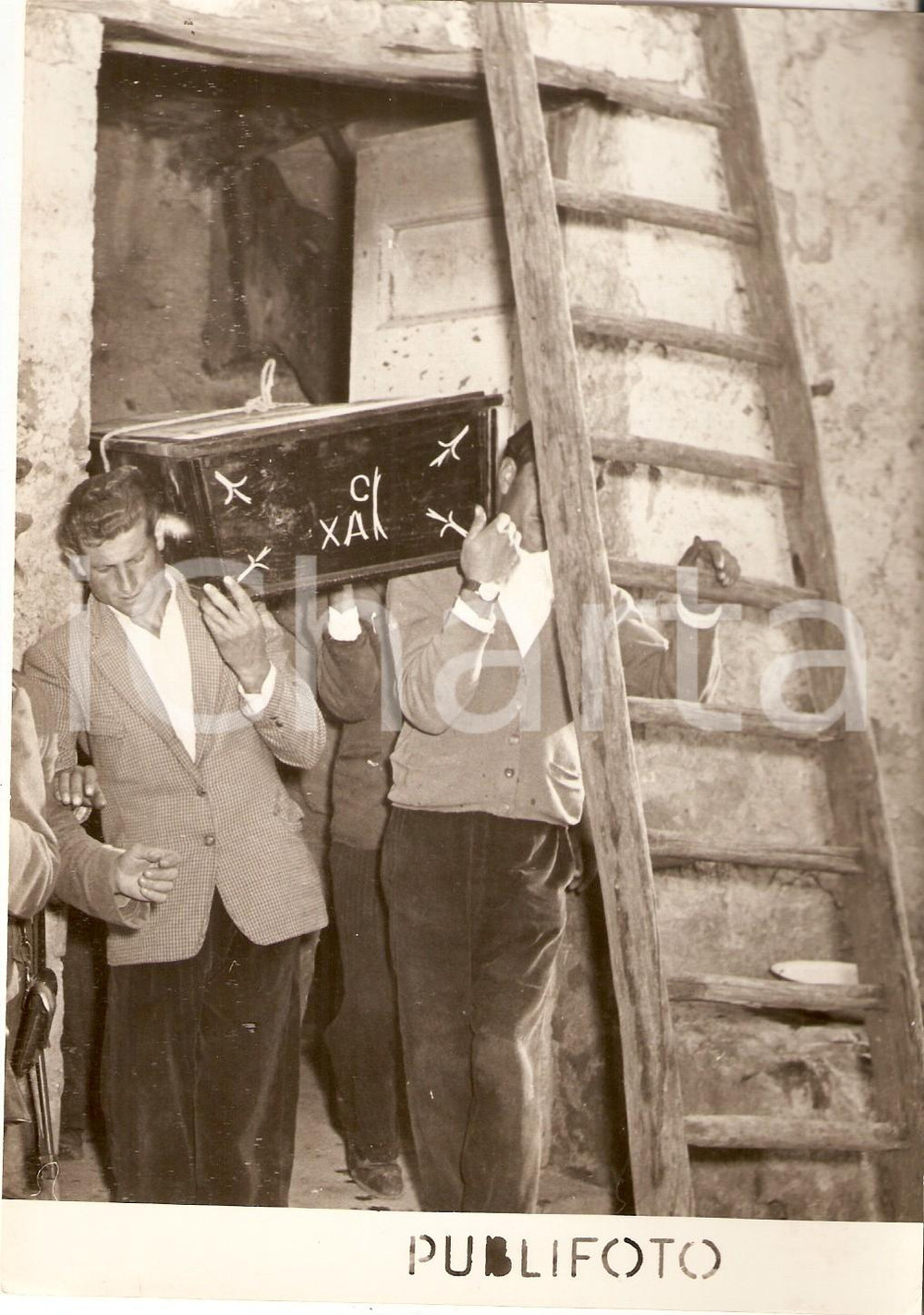 Fotografia d epoca originale 1965 ca STRAGE DI VILLA LITERNO Salma di Michele MARTINO portata in spalla Foto 1