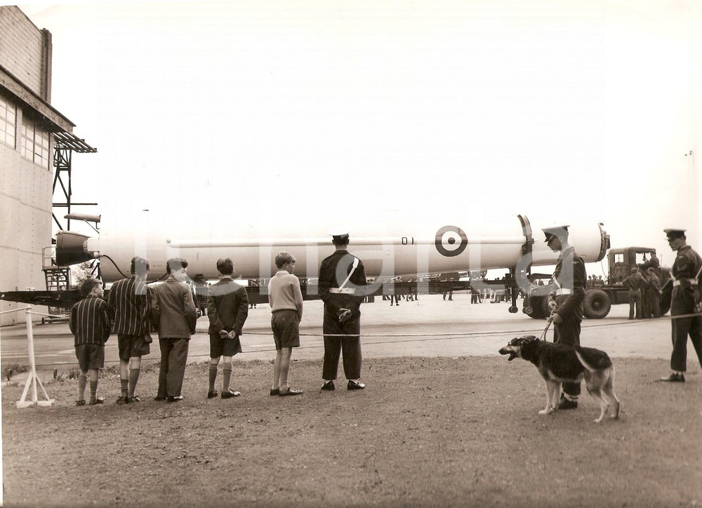 Fotografia d epoca originale 1958 UK Children watch as the RAF s first THOR MISSILE is delivered Foto 20x15 1