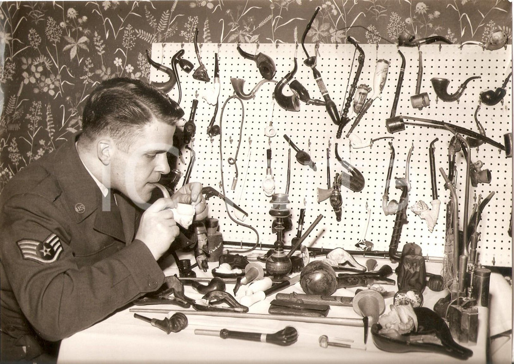 Fotografia d epoca originale 1957 SCULTHORPE UK Sergeant Ken SPERANDIO and his pipe s collection Foto 1