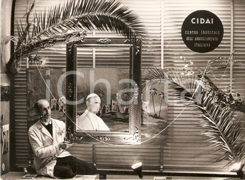 Fotografia d epoca originale 1964 MILANO Pier POLGA allestisce vetrina per visita di PAOLO VI a Gerusalemme 1