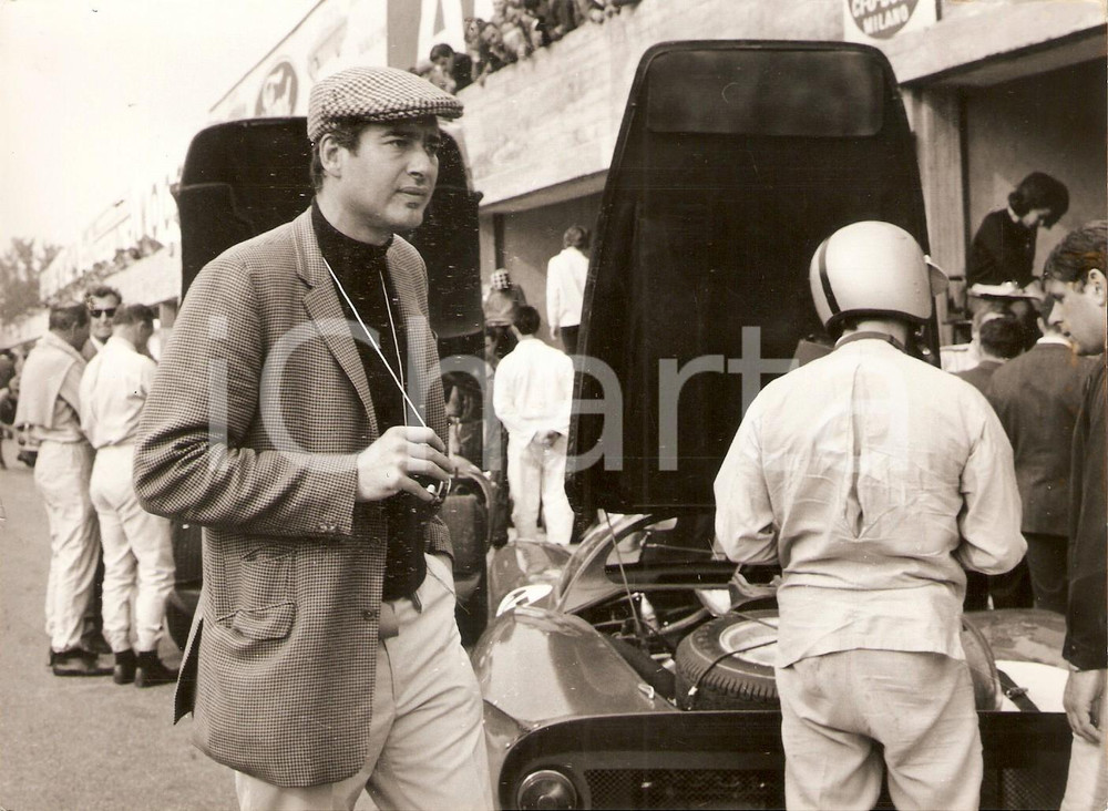 Fotografia d epoca originale 1966 AUTODROMO MONZA John FRANKENHEIMER fa sopralluoghi per film GRAND PRIX Foto 1