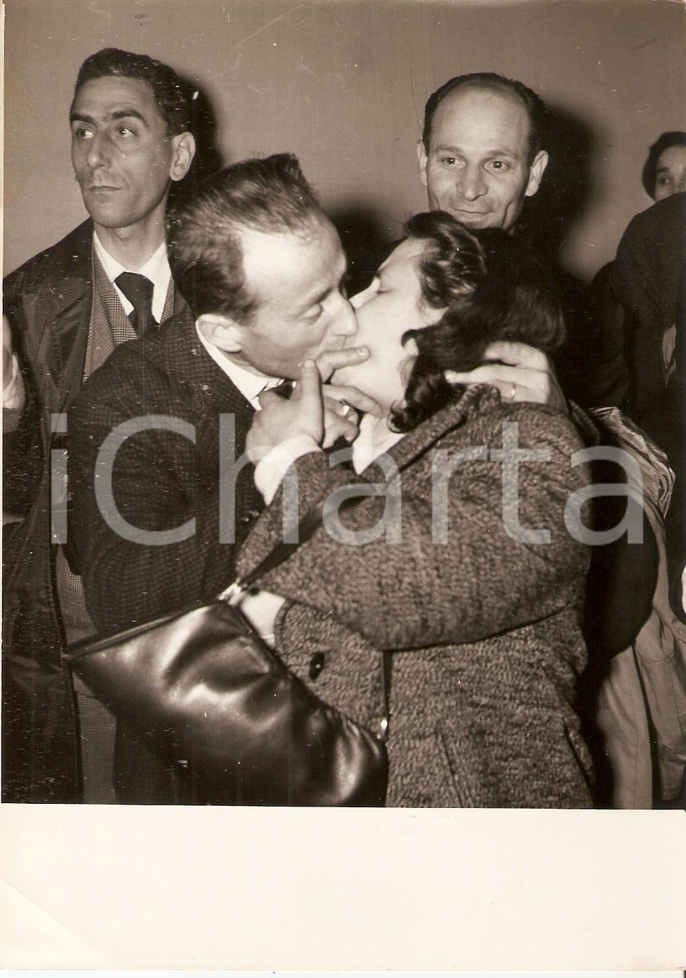 Fotografia d epoca originale 1958 PROCESSO Annarella BRACCI  Lionello EGIDI bacia la moglie dopo assoluzione 1