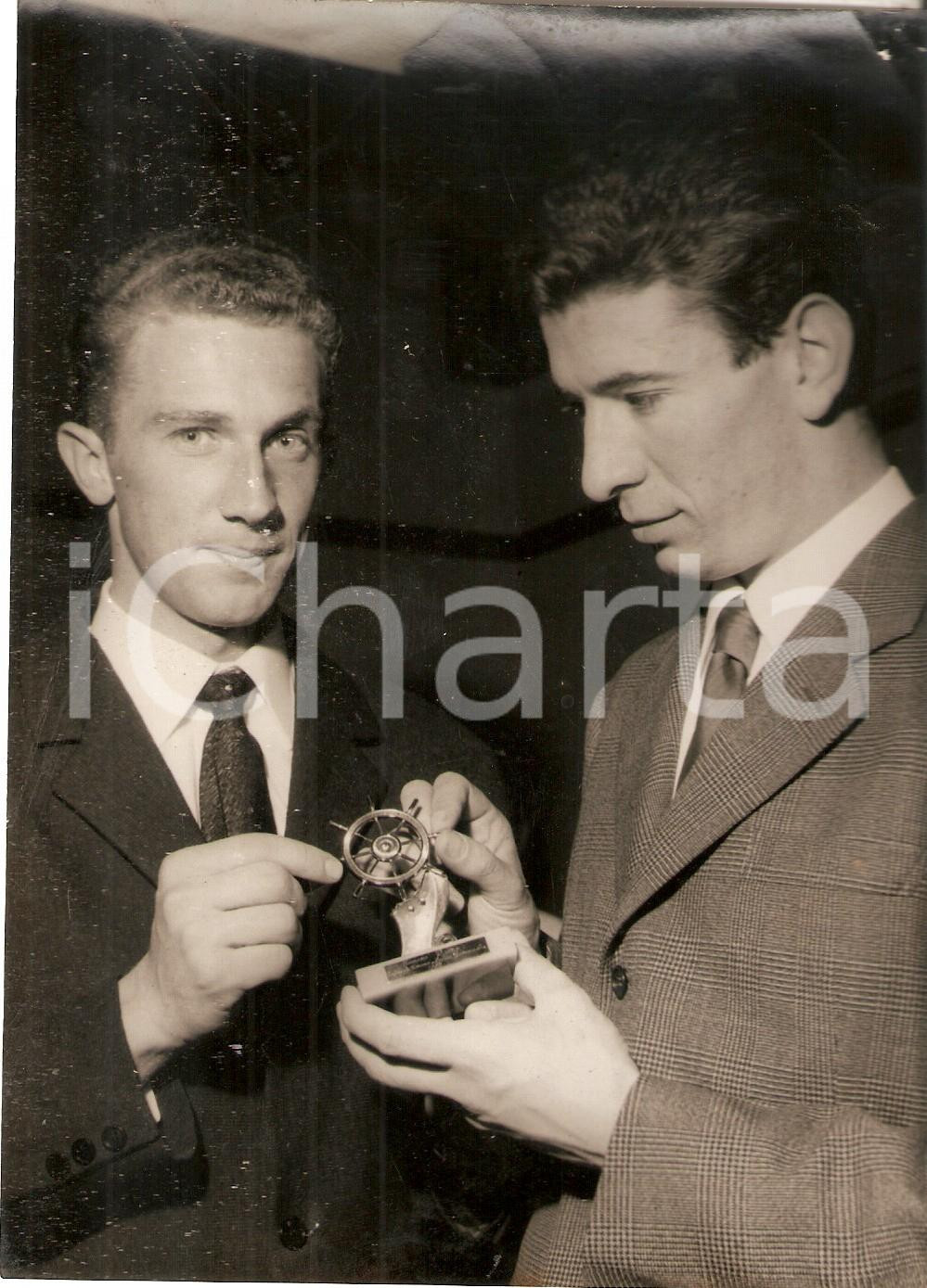 Fotografia d epoca originale 1965 MILANO Felice GIMONDI e Gianni MOTTA ricevono Timone d oro Foto 1