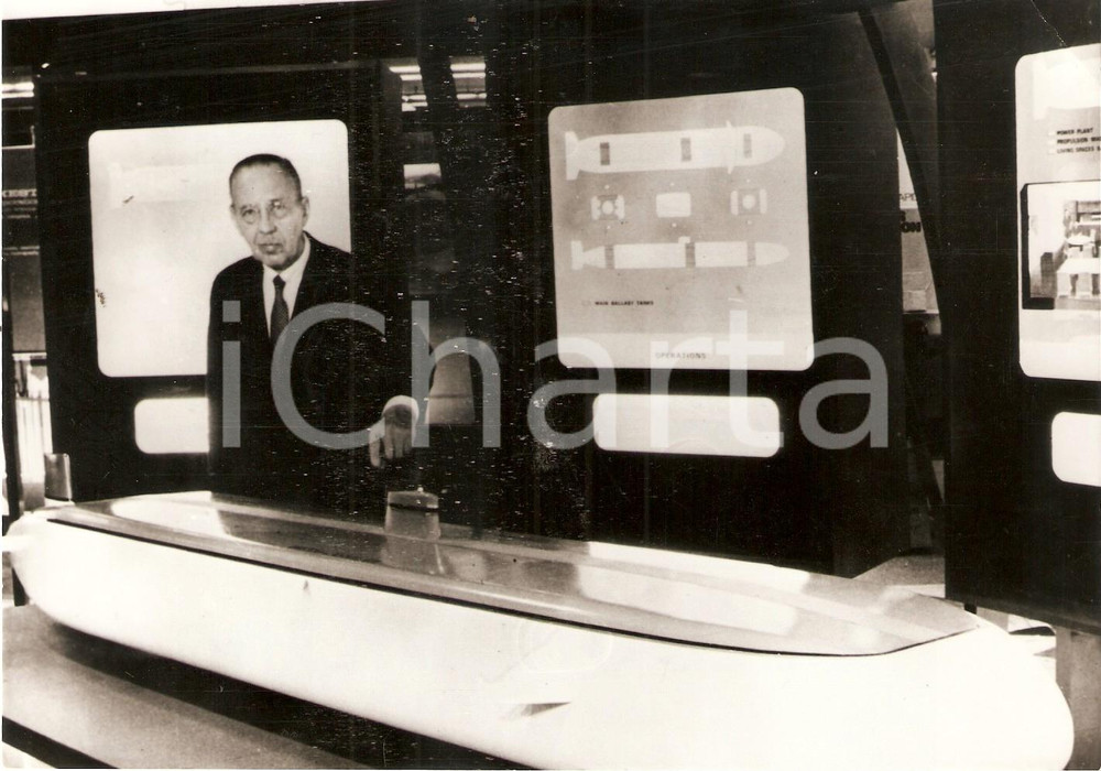 Fotografia d epoca originale 1970 WASHINGTON DC Samuel WINRAM mostra modello di petroliera sommergibile Foto 1