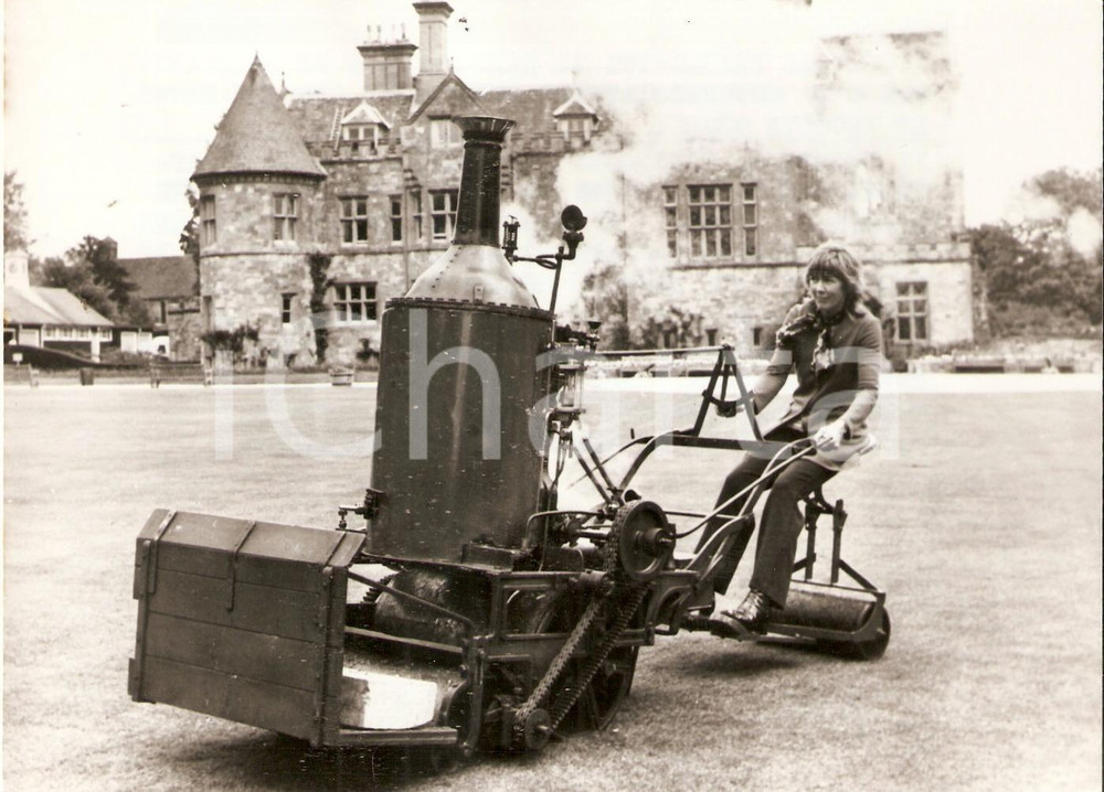 Fotografia d epoca originale 1970 UNITED KINGDOM Lady Montagu of Beaulieu drives an ancient power mower Foto 1