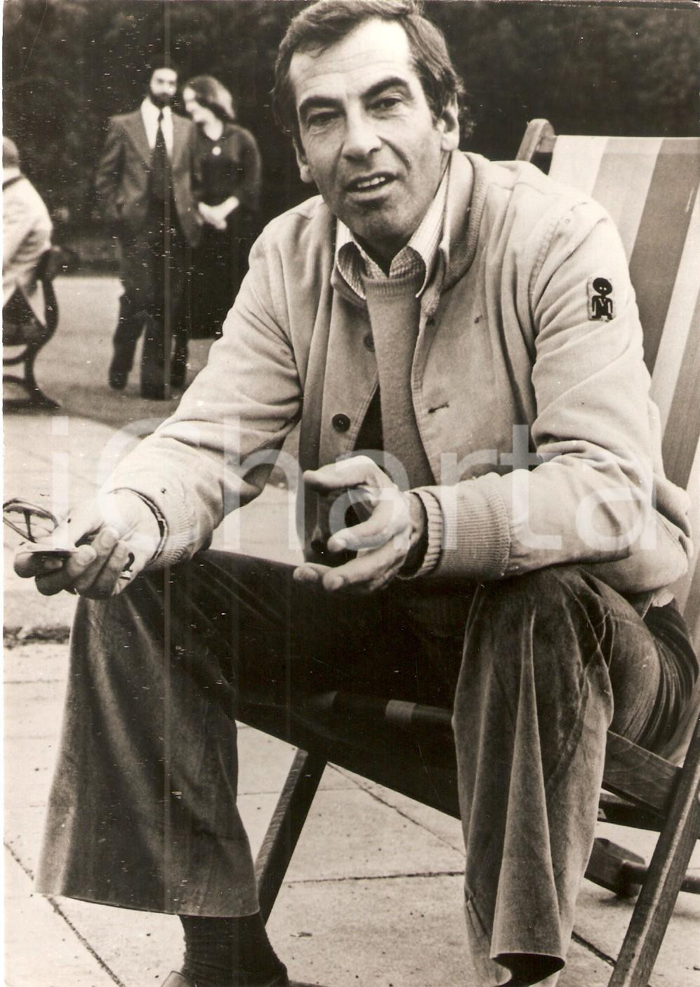 Fotografia d epoca originale 1970 ca CINEMA Ritratto di Roger VADIM seduto su una sdraio Foto 1