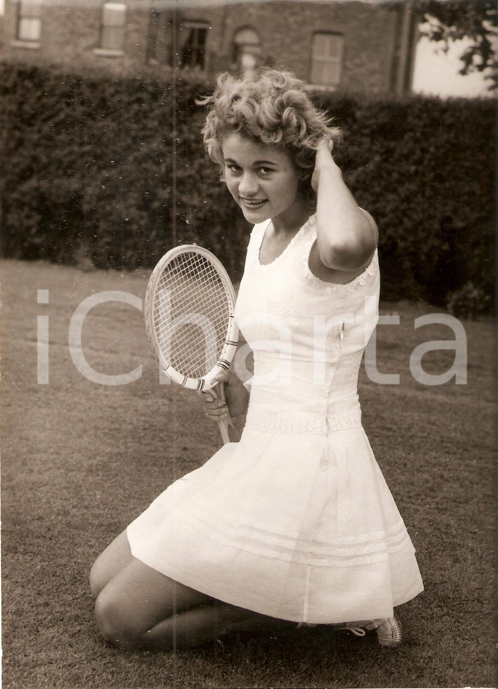 Fotografia d epoca originale 1956 TENNIS WIMBLEDON Meryl HAMMILL wears tennis dress made by her mother Foto 1