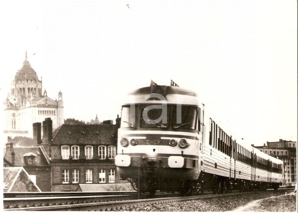 Fotografia d epoca originale 1970 SNCF Nuovo treno a turbina batte aereo da turismo su tratto di CAEN Foto 1