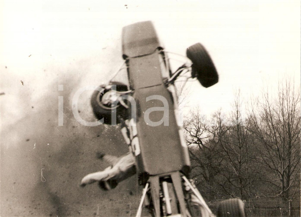Fotografia d epoca originale 1970 AUTODROMO MONZA Pauroso volo di Pino PICA durante GRAN PREMIO CAMPAGNOLO 1
