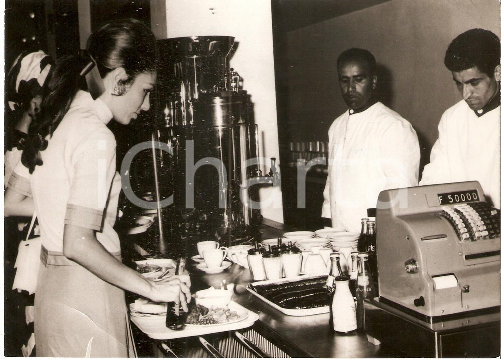 Fotografia d epoca originale 1969 IRAN SHIRAZ UNIVERSITY Princess Farah DIBA at self service restaurant Foto 1