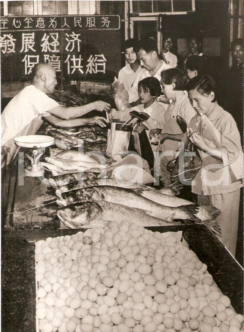 Fotografia d epoca originale 1965 ca CHINA Housewives at the fish market Foto 1