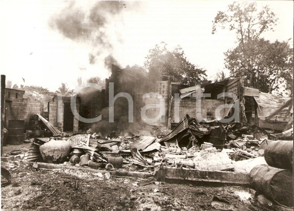 Fotografia d epoca originale 1970 CAMBOGIA Bombardamenti su costruzioni civili Foto 17x13 cm 1