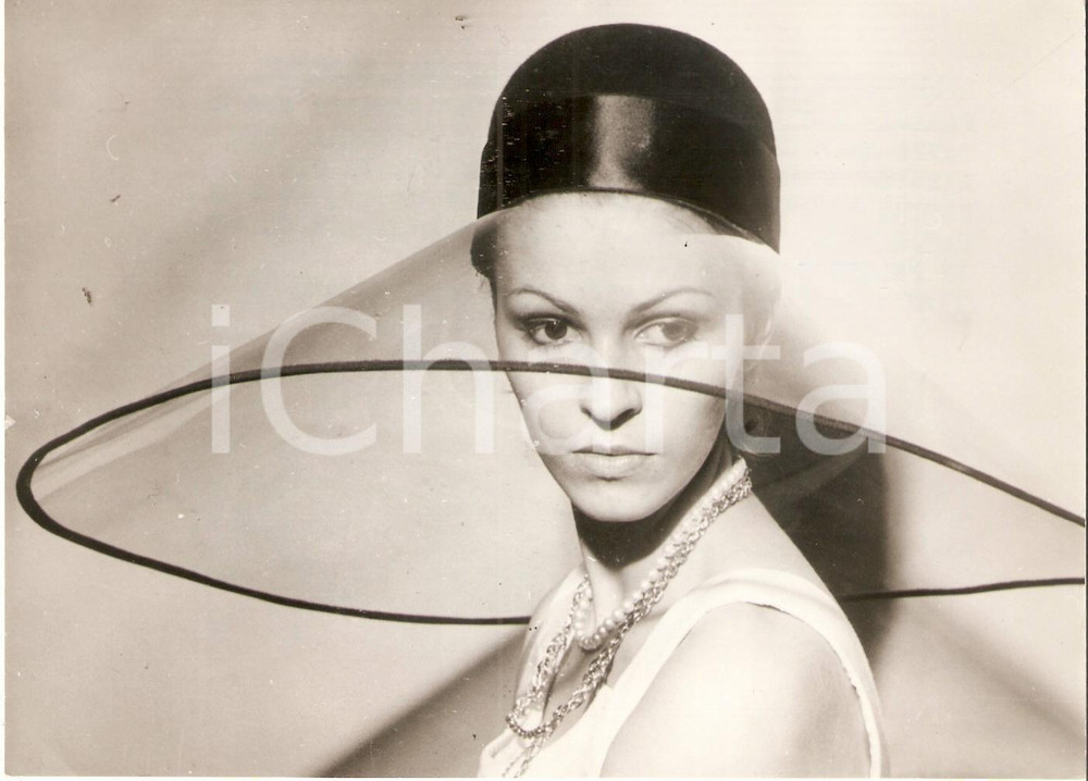 Fotografia d epoca originale 1970 PARIS Modella indossa nuovo copricapo di Jean BARTHET Vedova d oro Foto 1