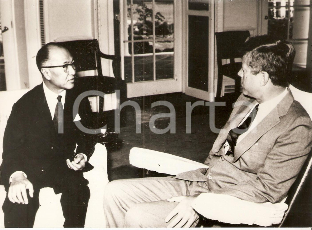 Fotografia d epoca originale 1962 WASHINGTON John Fitzgerald KENNEDY talks with Pote SARASIN President SEATO 1