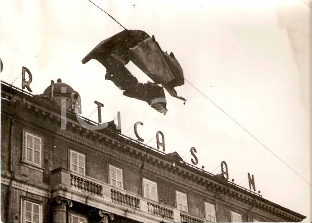 Fotografia d epoca originale 1970 TRIESTE Bora solleva lamiera su fili del tram ADRIATICA Assicurazioni Foto 1