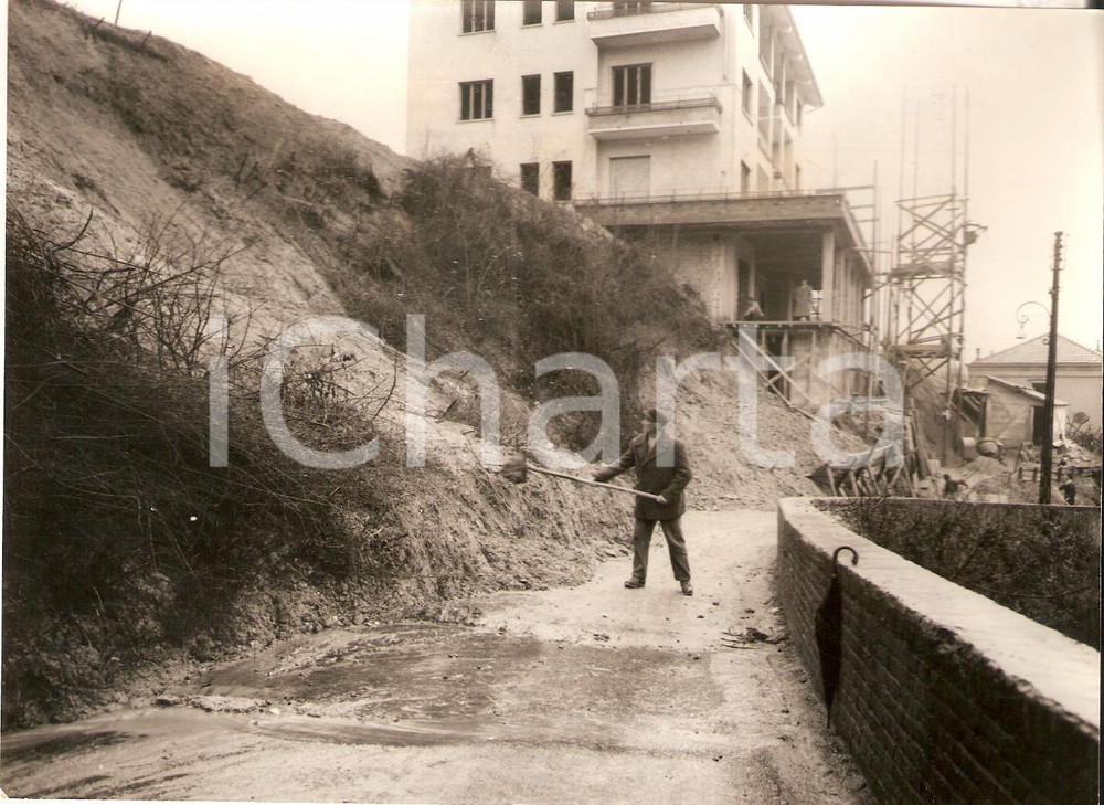 Fotografia d epoca originale 1956 TORINO Frana sulla strada per il COLLE DELL EREMO Foto 17x13 cm 1