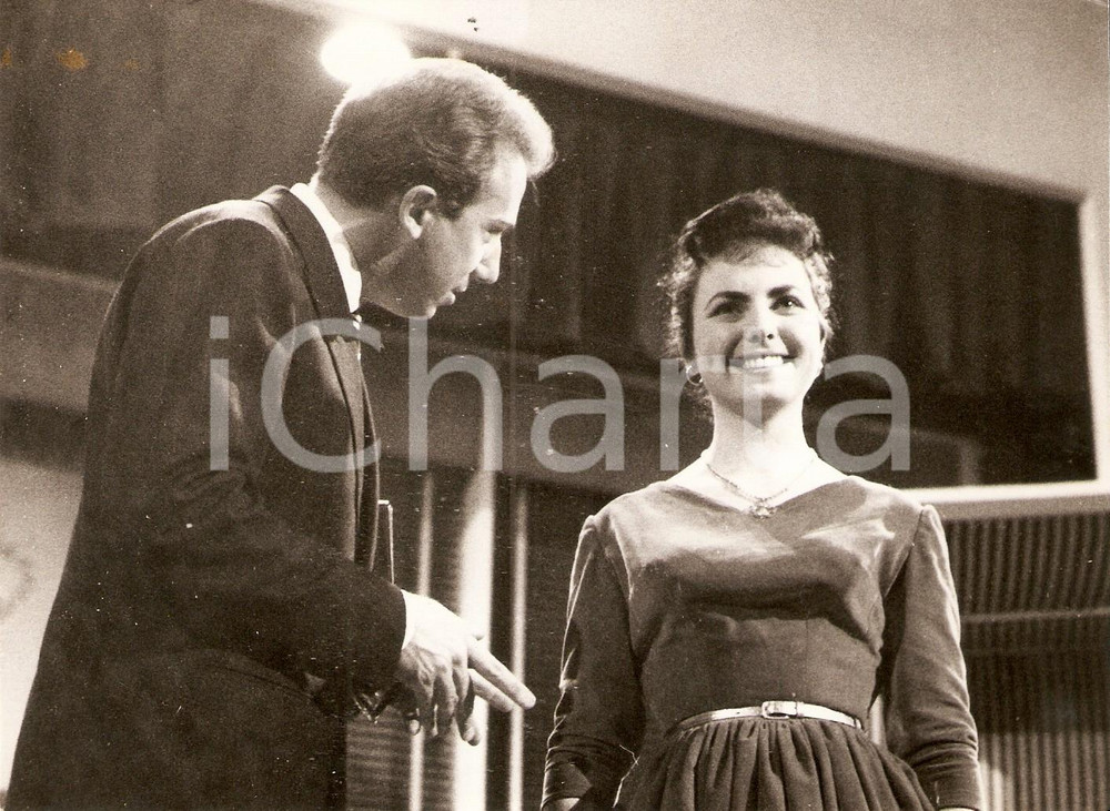 Fotografia d epoca originale 1959 MILANO Mike BONGIORNO e Antonietta RAULE durante trasmissione TV Foto 1