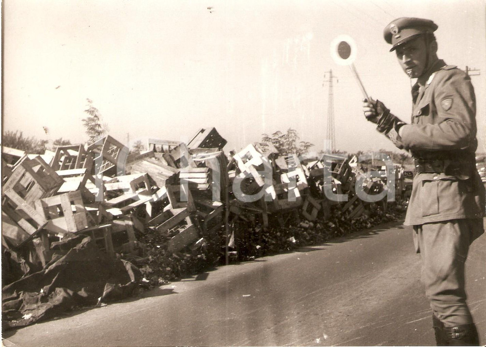 Fotografia d epoca originale 1955 CAVENAGO DI BRIANZA Bottiglie rovesciate in autostrada dopo incidente Foto 1