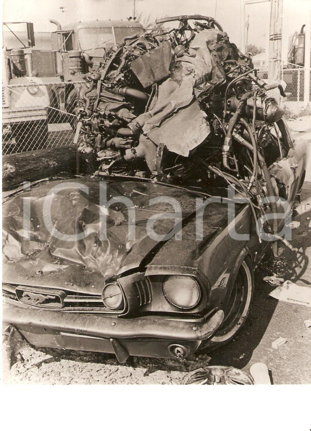 Fotografia d epoca originale 1969 MIAMI Motore aereo DOMINICAN AIRLINES cade su FORD MUSTANG Foto 17x13 cm 1