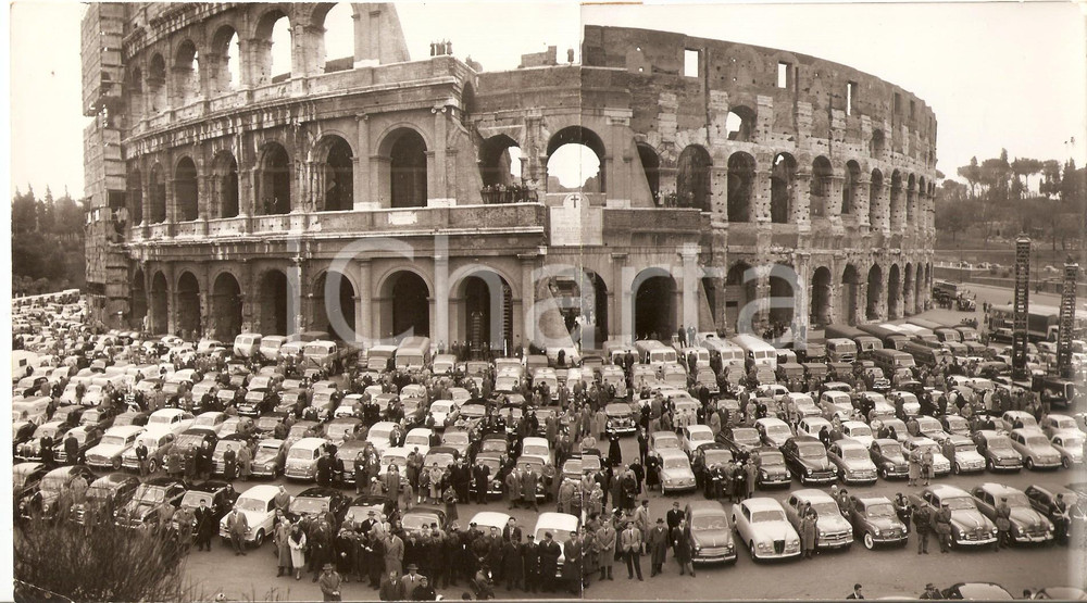 Fotografia d epoca originale 1958 ROMA Auto benedette in piazza COLOSSEO Santa Francesca Romana Foto DOPPIA 1