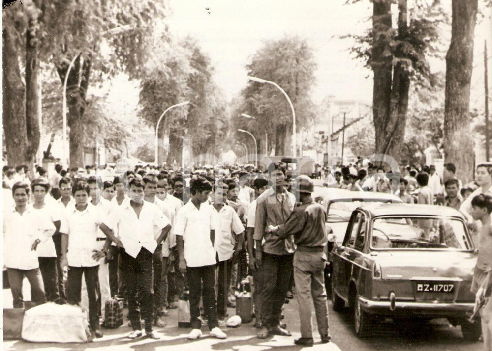 Fotografia d epoca originale 1970 PHNOM PENH CAMBODIA Militari reclutano giovani radunati Foto 17x14 cm 1
