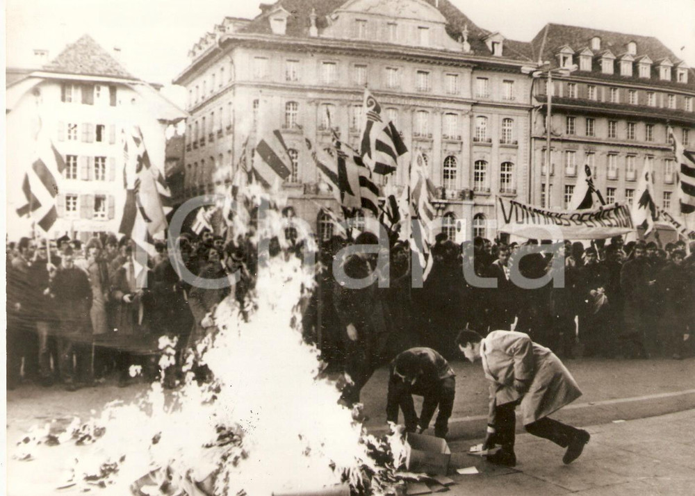 Fotografia d epoca originale 1970 ca BERN Cittadini svizzeri bruciano libro su difesa civile Foto 17x13 cm 1